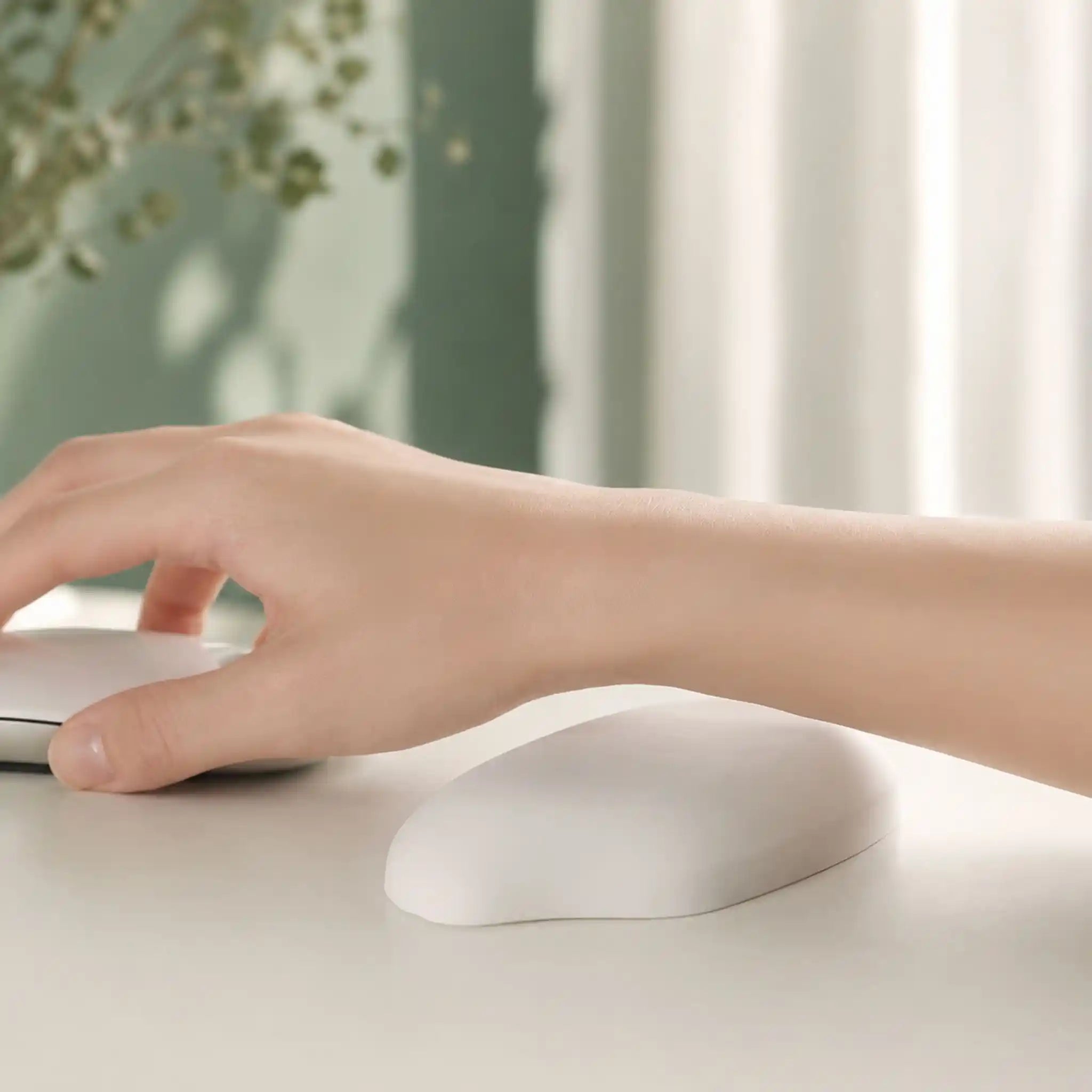 Diagram showing proper wrist alignment and joint pressure relief for long typing hours with the RelievoCare Wrist Support Set.